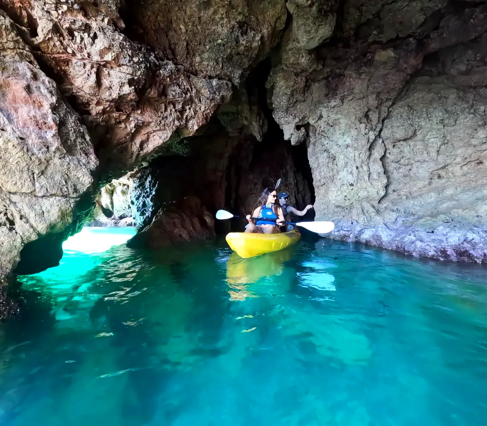 Kayak jaune dans une grotte marine de la Corniche de Sète