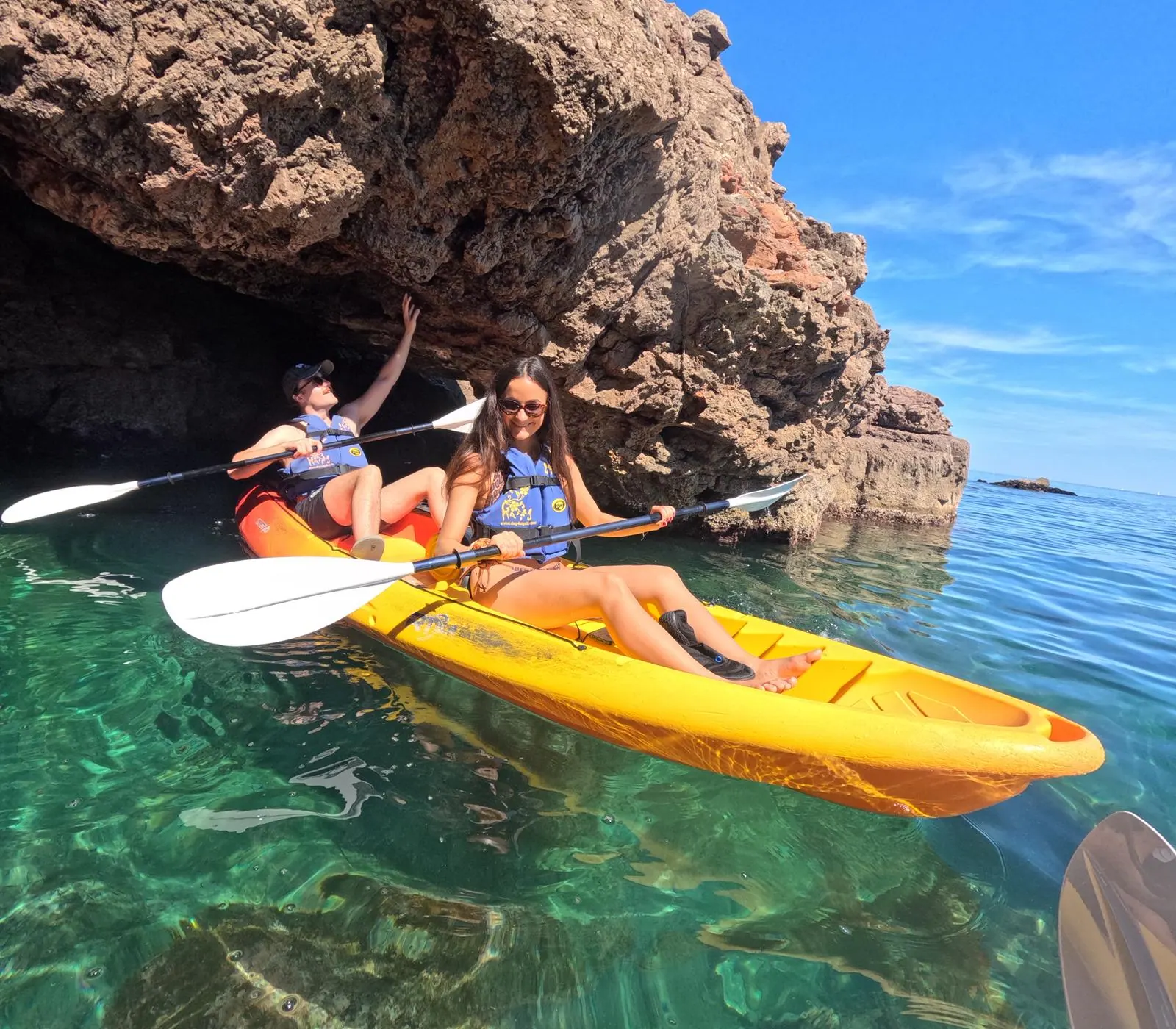 Kayaks devant les falaises de la Corniche de Sète