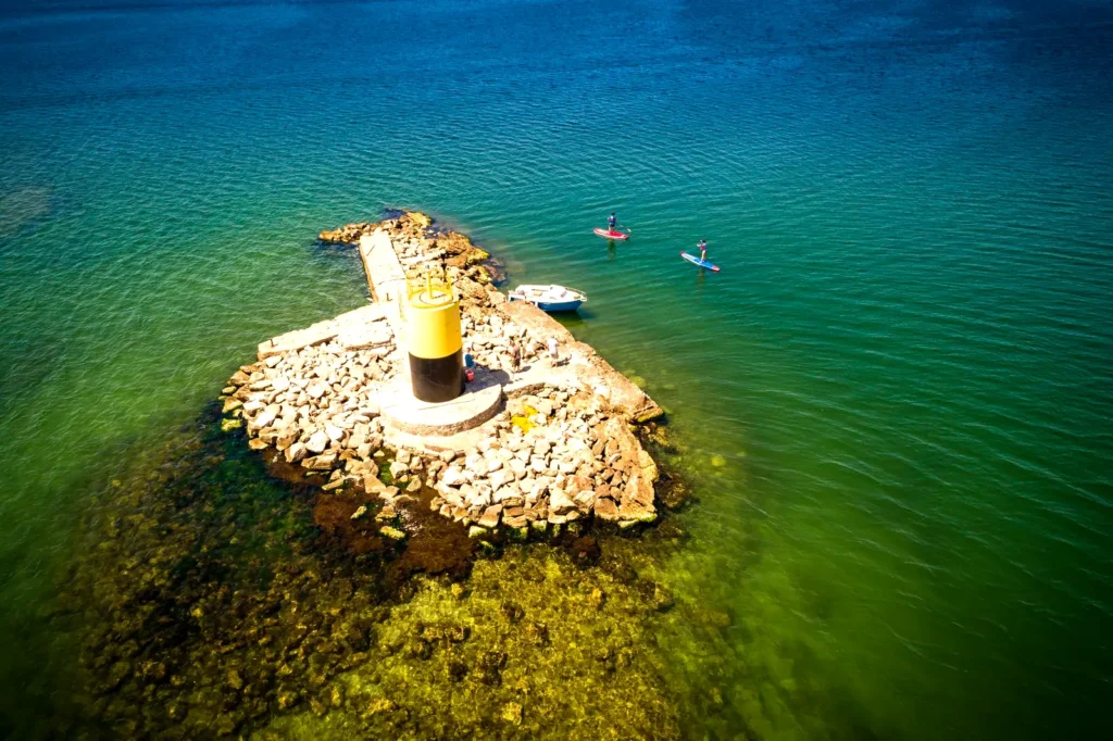 Le phare de la lagune de Thau vu du ciel, paddles autour