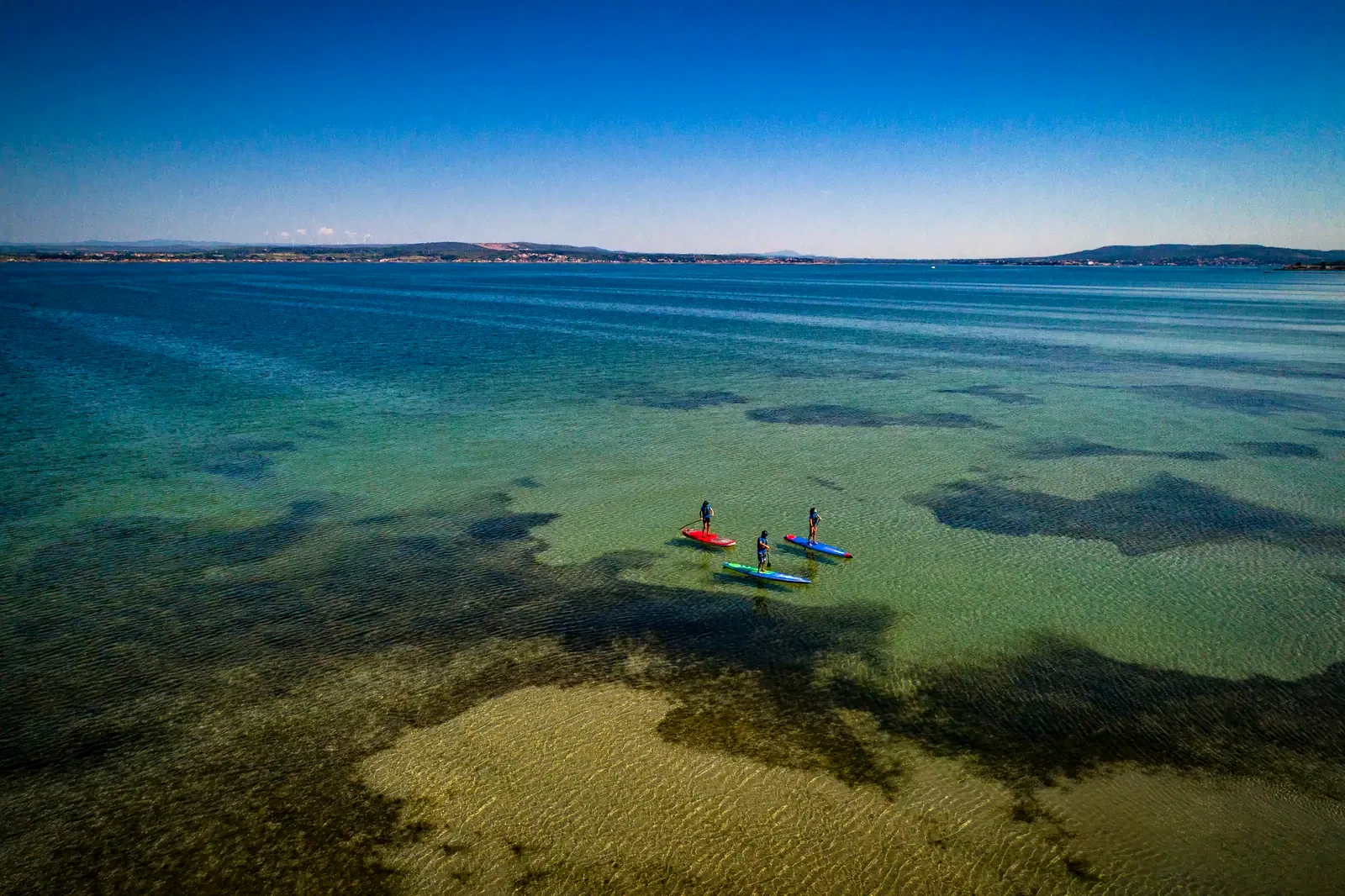Paddles vus du ciel sur les eaux claires de la lagune de Thau