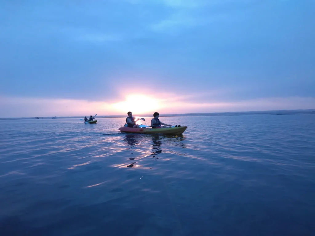 Kayaks au coucher du soleil sur la lagune de Thau