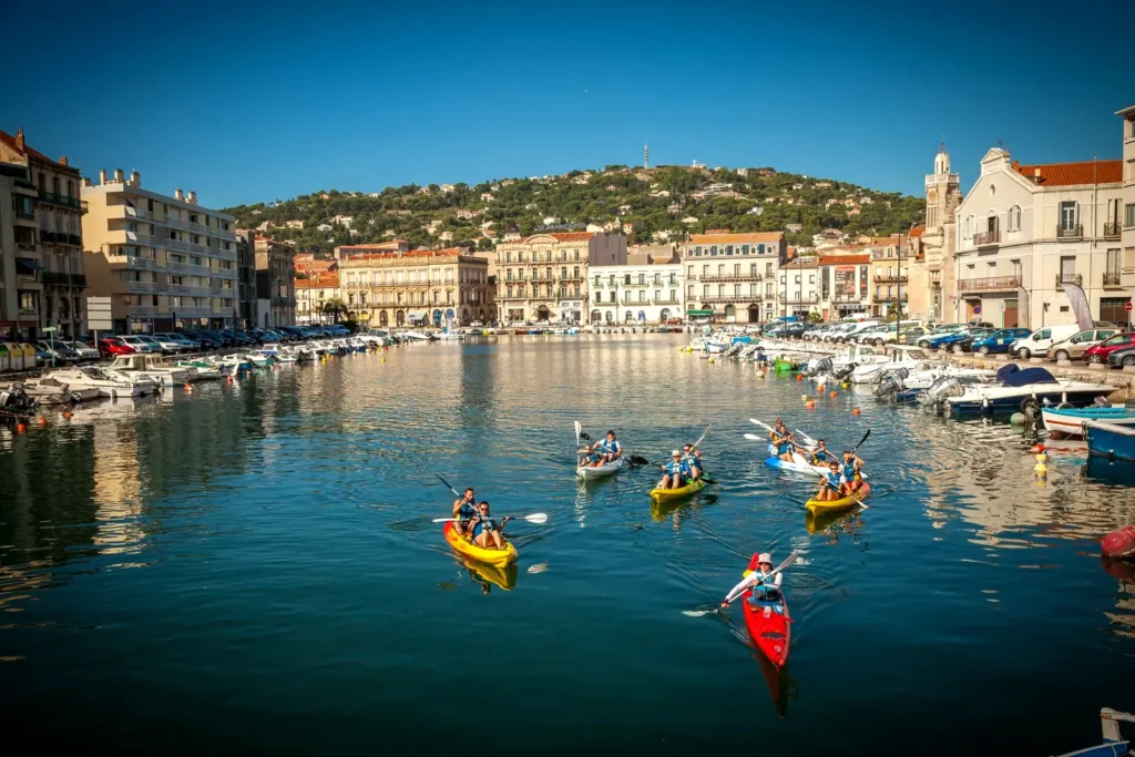 Kayaks devant les façades colorées du port de Sète