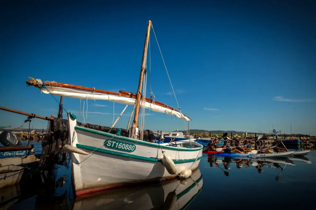 Barque de pêche traditionnelle dans le port de Sète