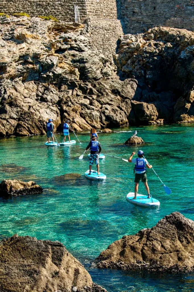 E-paddles en file dans une crique