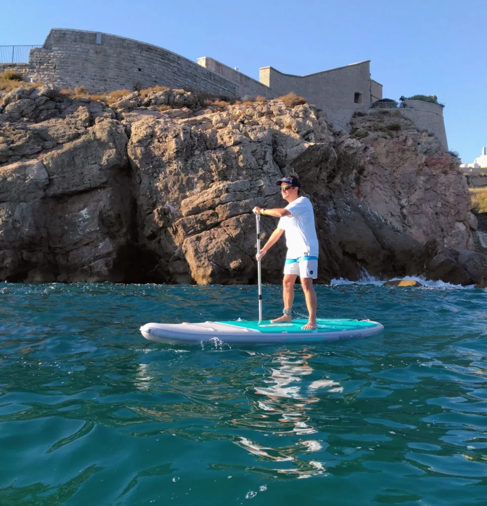 E-paddle Sipaboards devant les rochers