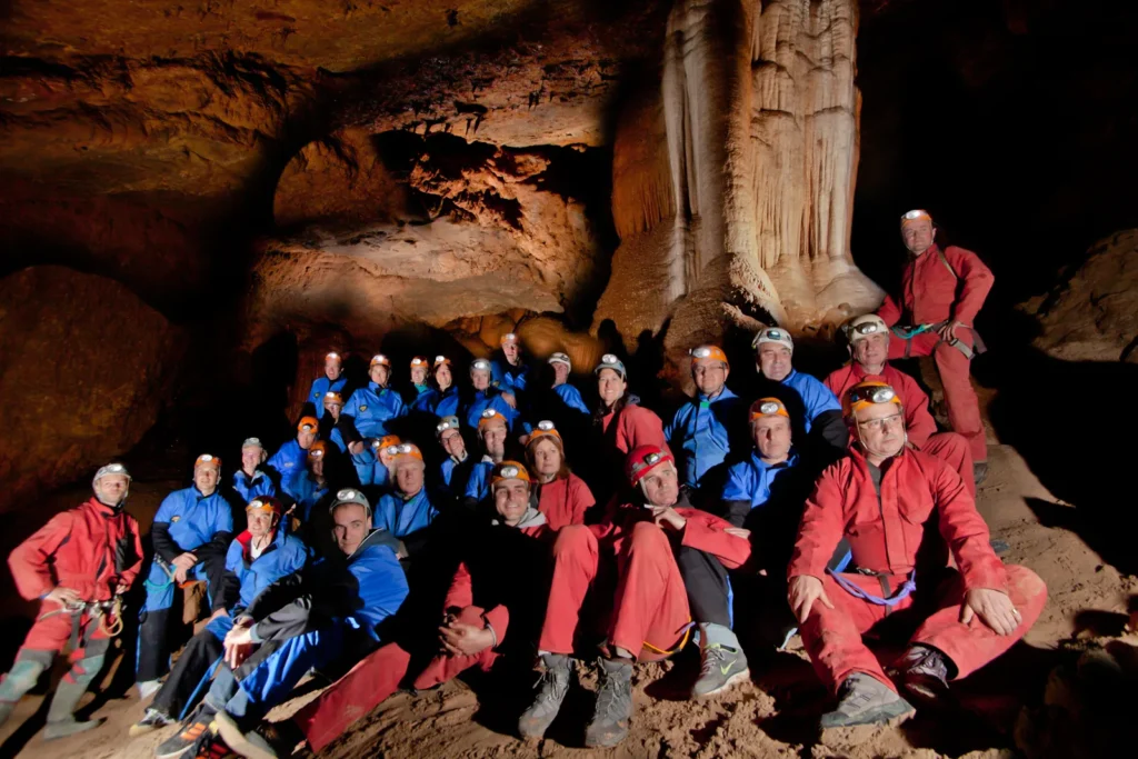 Groupe en combinaisons à l'entrée de la grotte