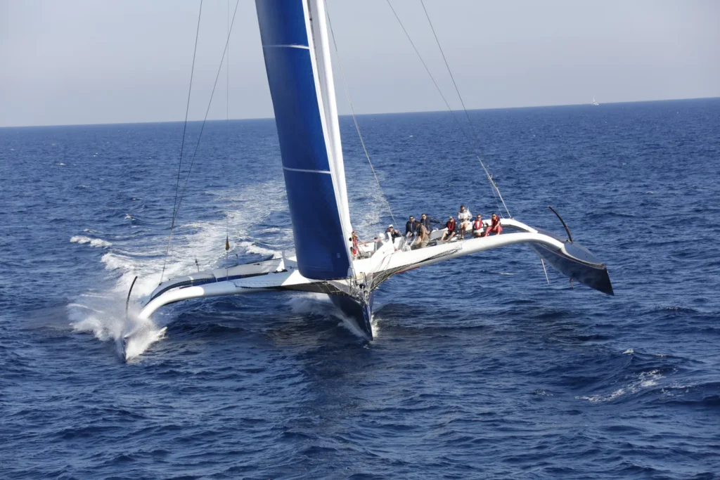 Trimaran à pleine vitesse