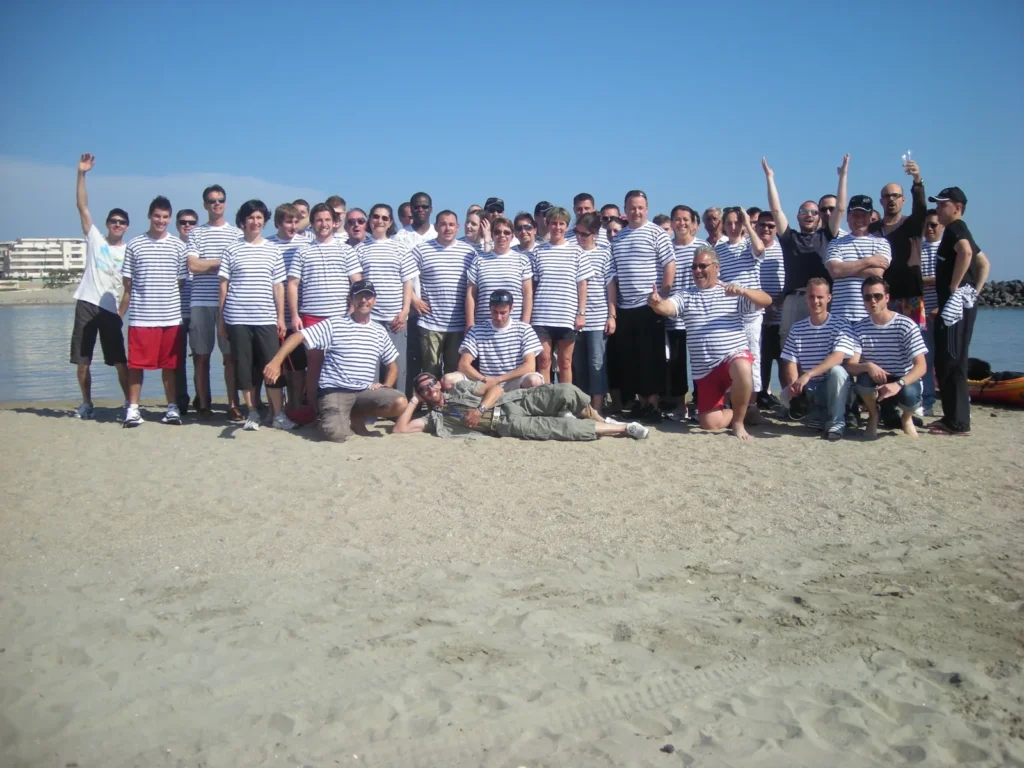 Groupe rassemblé sur la plage