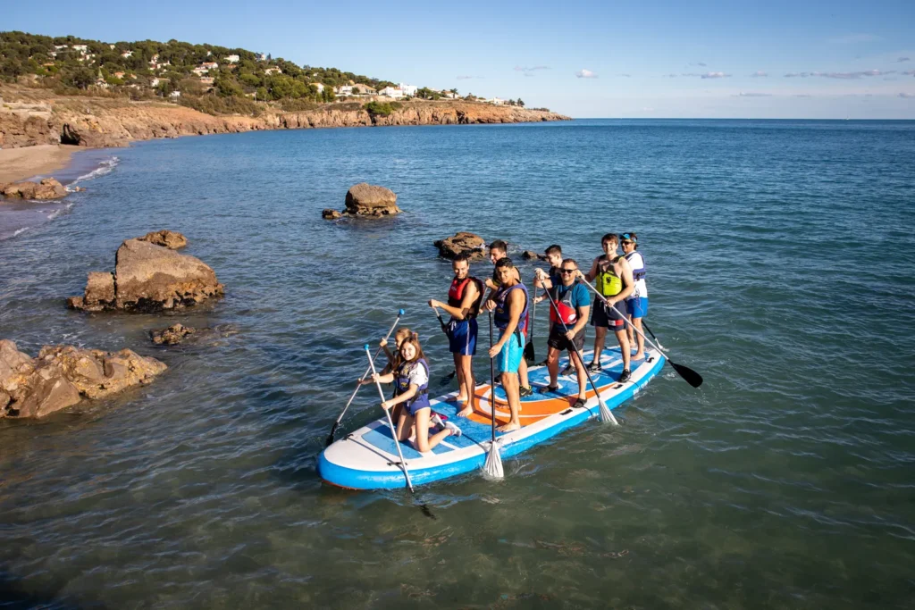 Équipe en t-shirts blancs sur la plage