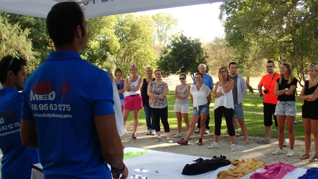 Stand-up paddle géant à la sortie d'une grotte