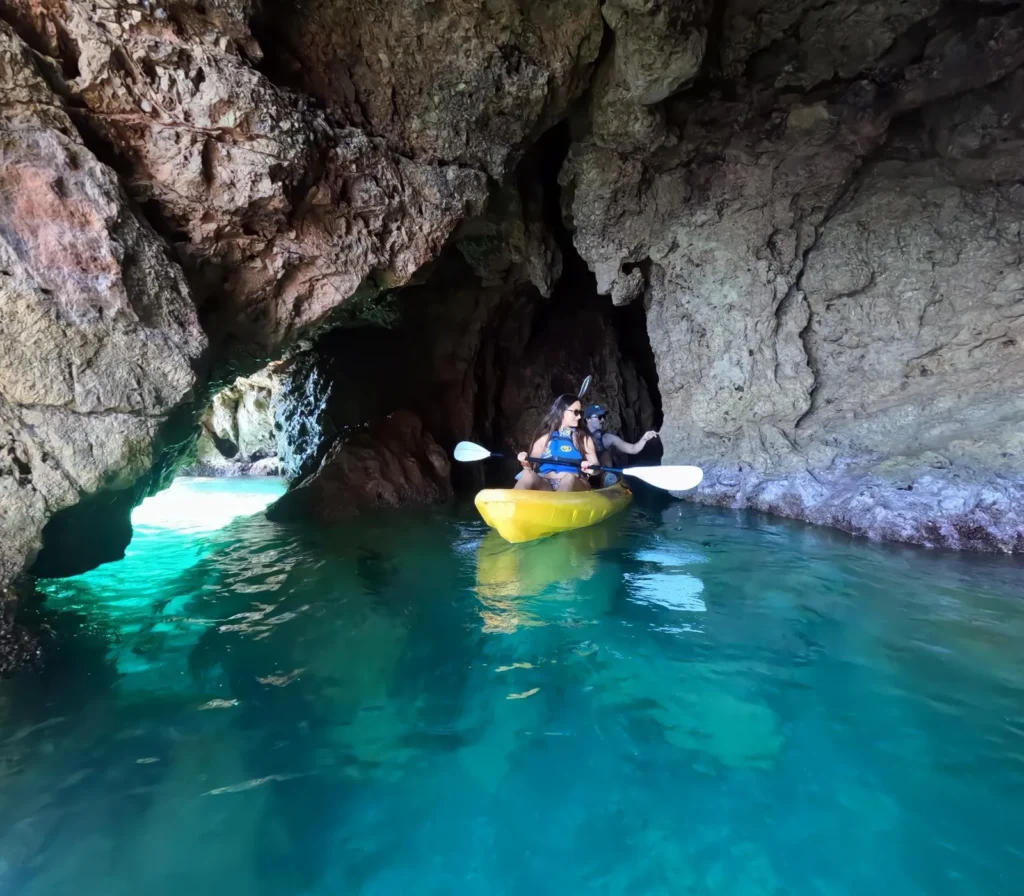 Kayaks dans une grotte marine