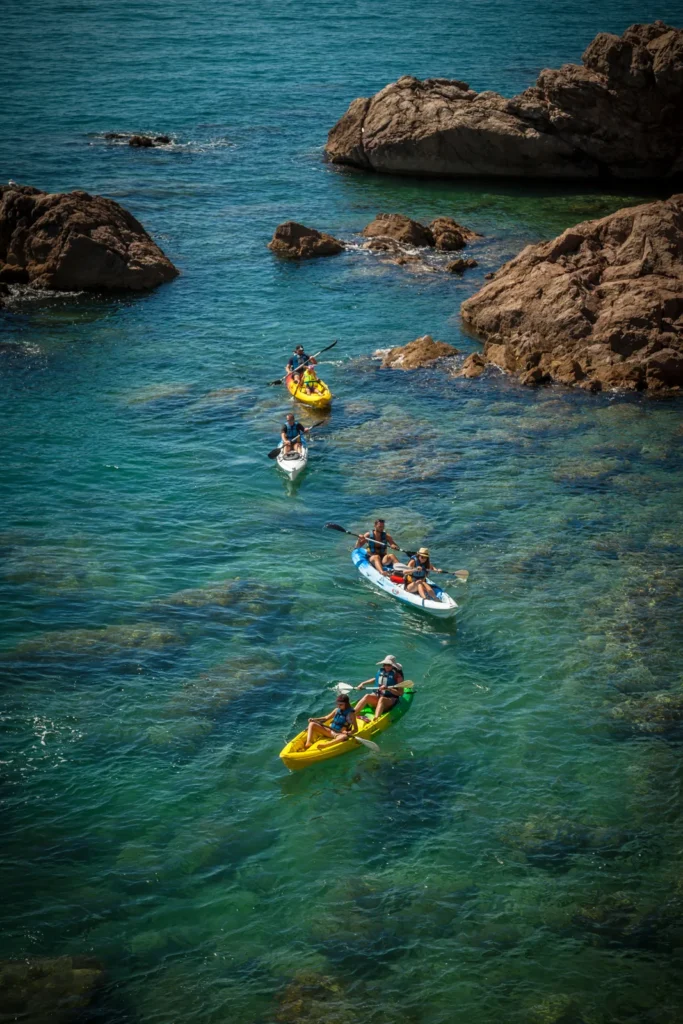 Kayaks et paddles sur l'eau turquoise