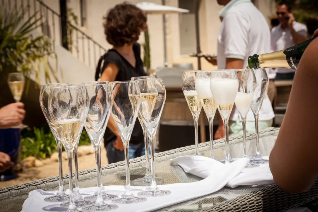 Flûtes de champagne au soleil
