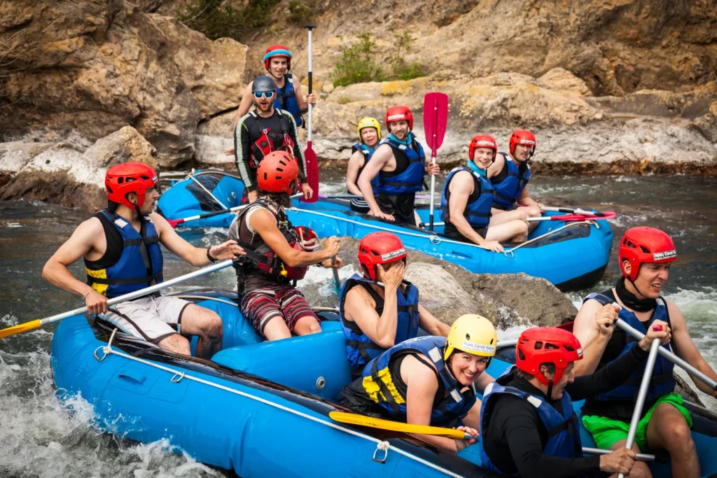 Équipe en rafting dans les rapides