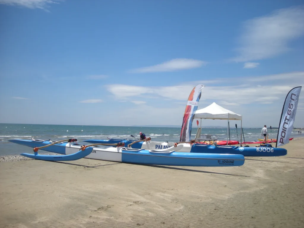 Pirogues alignées sur la plage