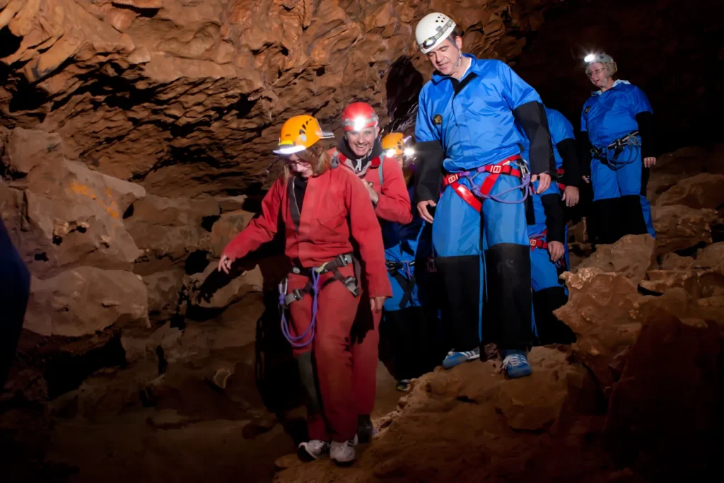 Groupe équipé de casques dans une grotte