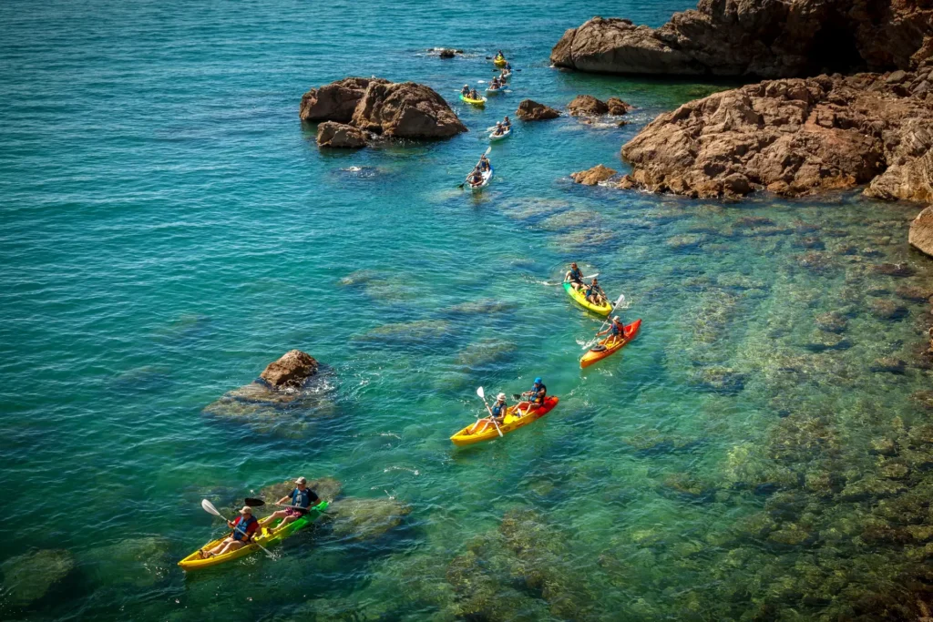 Kayaks entre les rochers de la Corniche de Sète