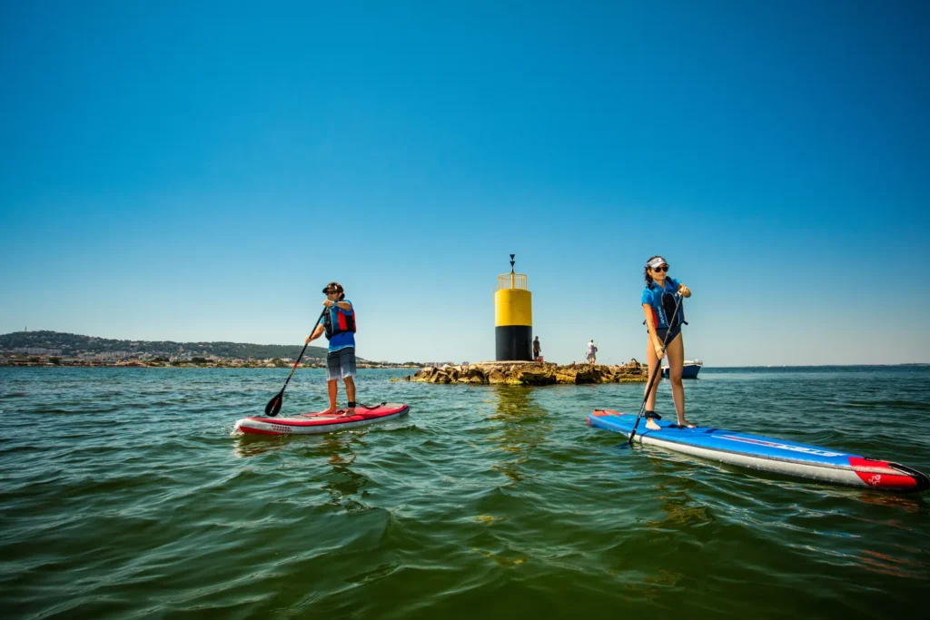 Paddles devant la bouée jaune de la lagune