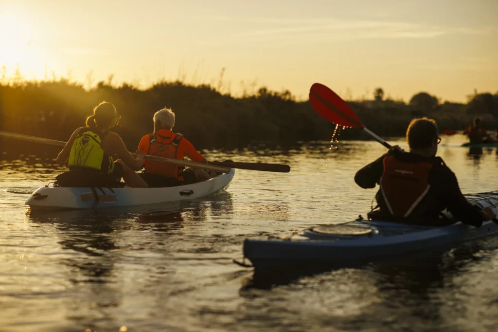 Groupe en kayak sur l'étang au soleil couchant, à Palavas