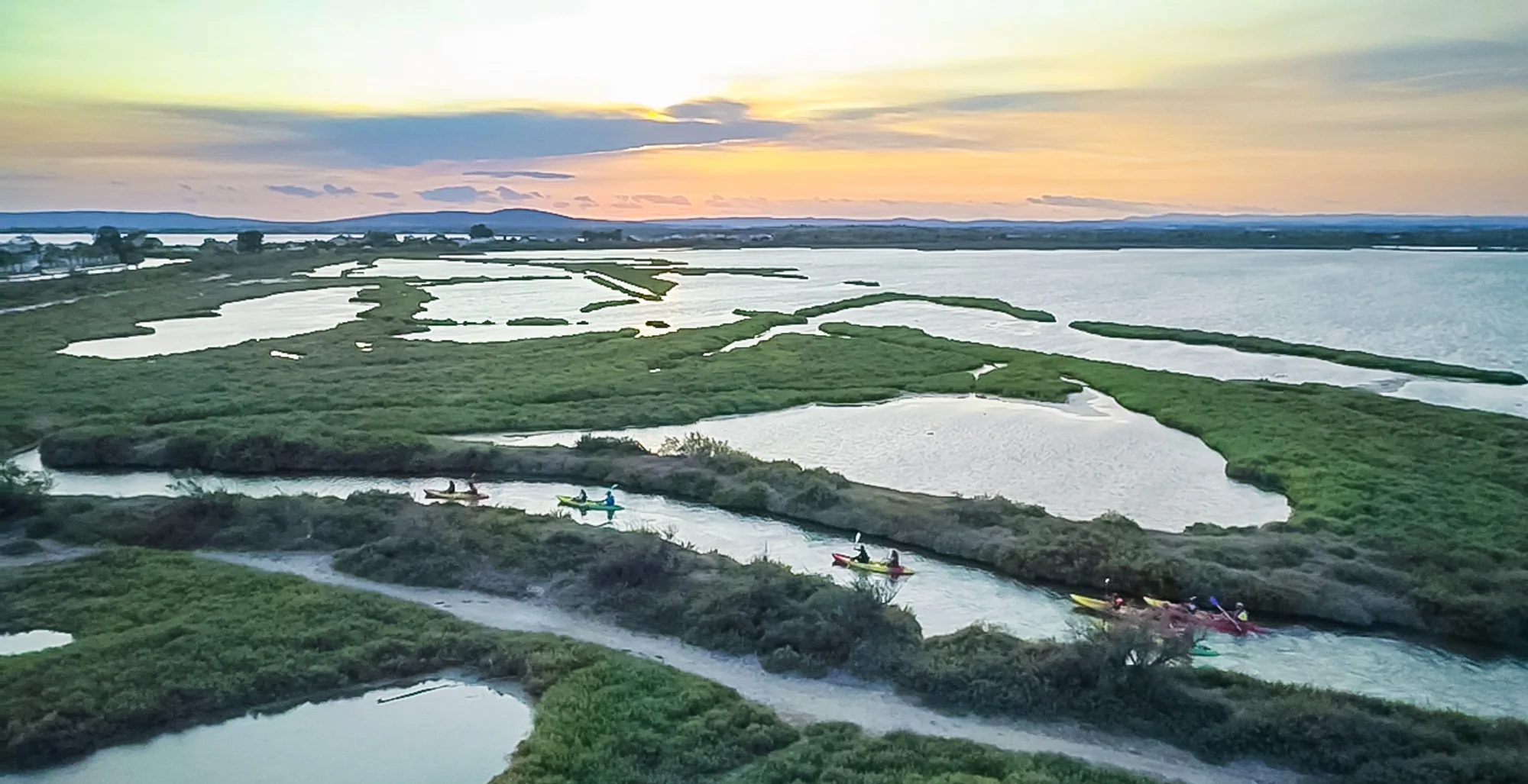 Vue aérienne des étangs et des marais de Palavas, kayaks au milieu des chenaux