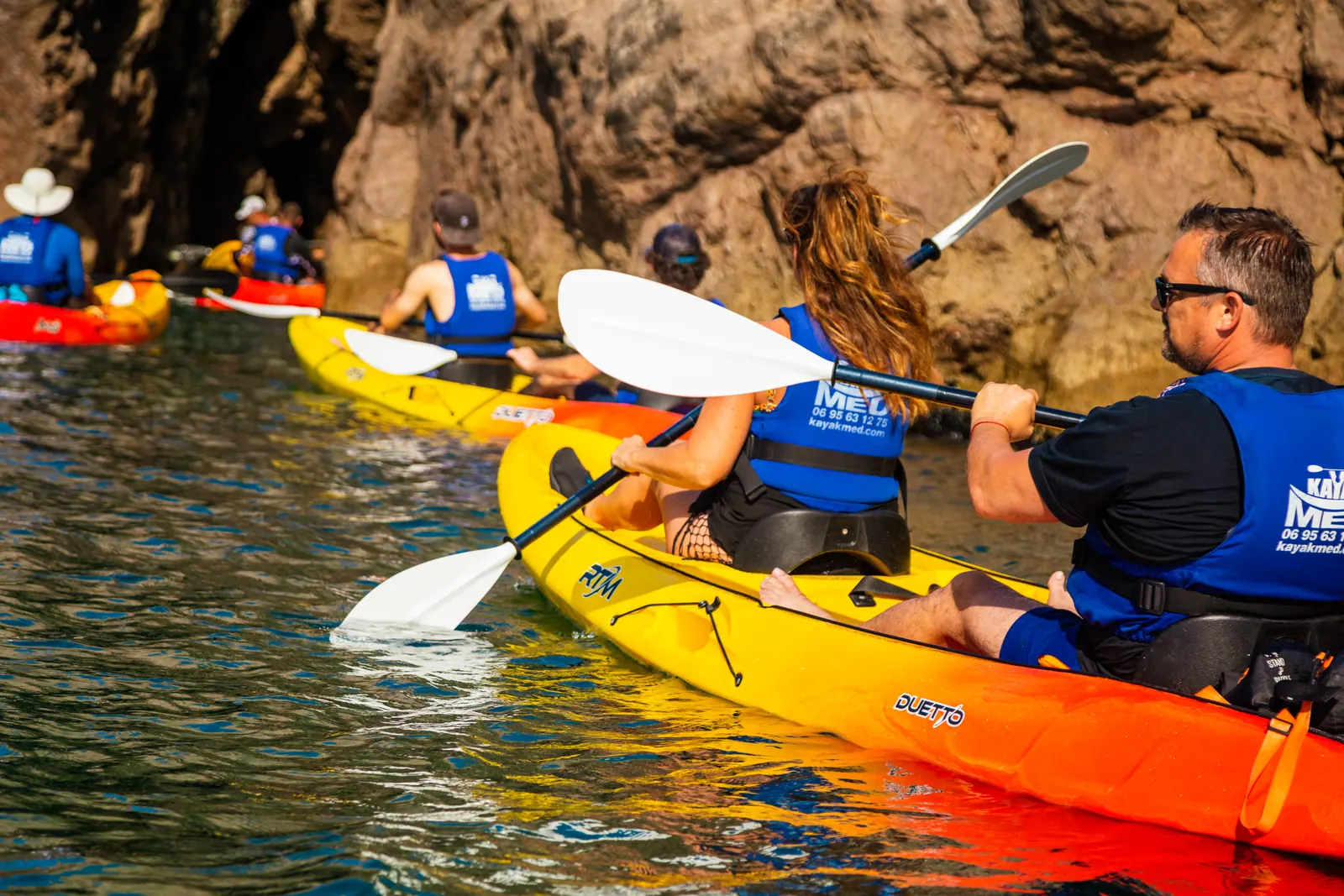 Groupe en kayak au pied des rochers