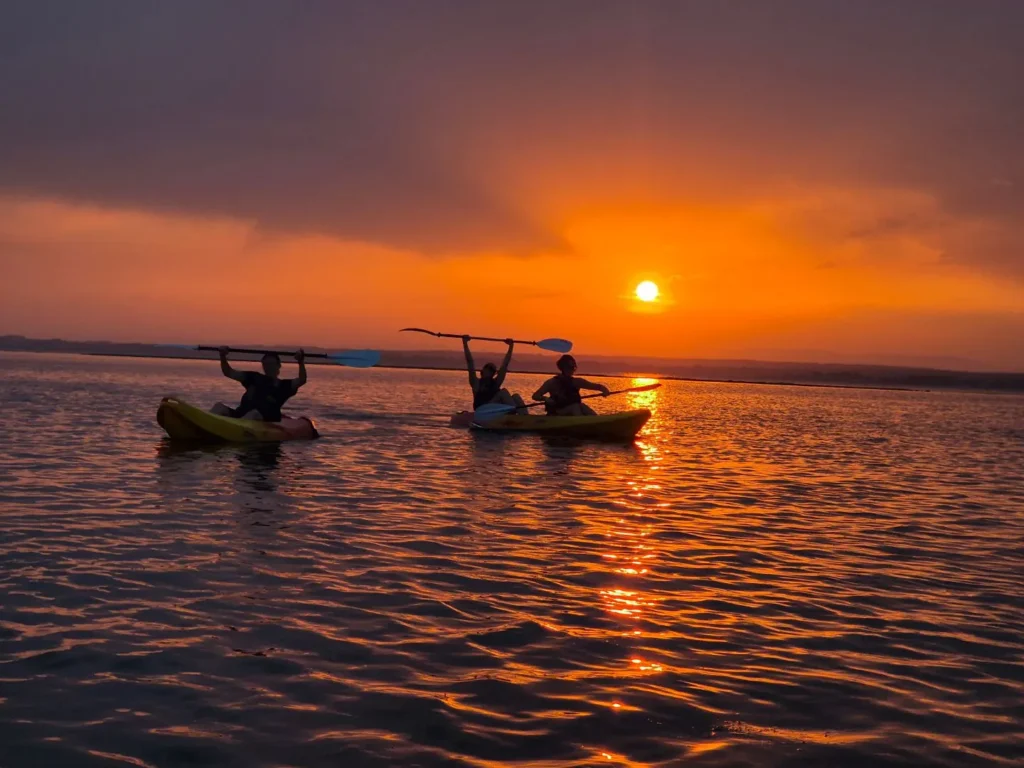 Kayaks au coucher du soleil sur la lagune de Thau