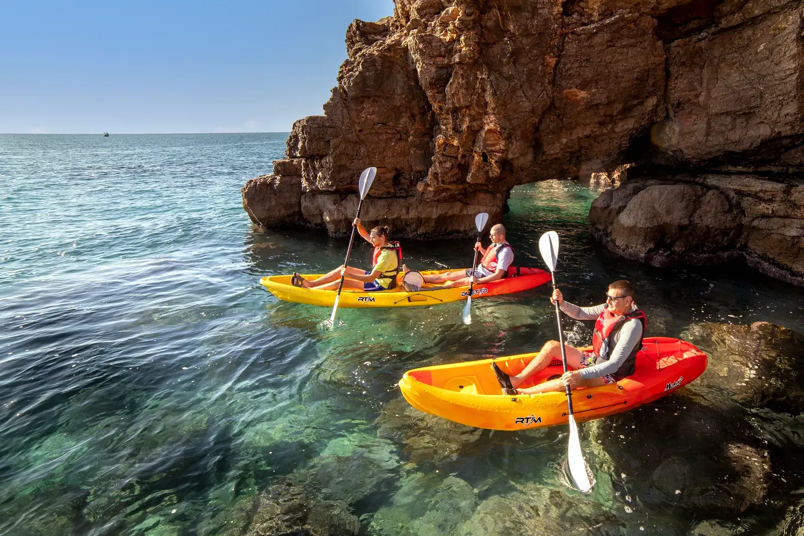 Kayaks et paddles RTM alignés sur la plage